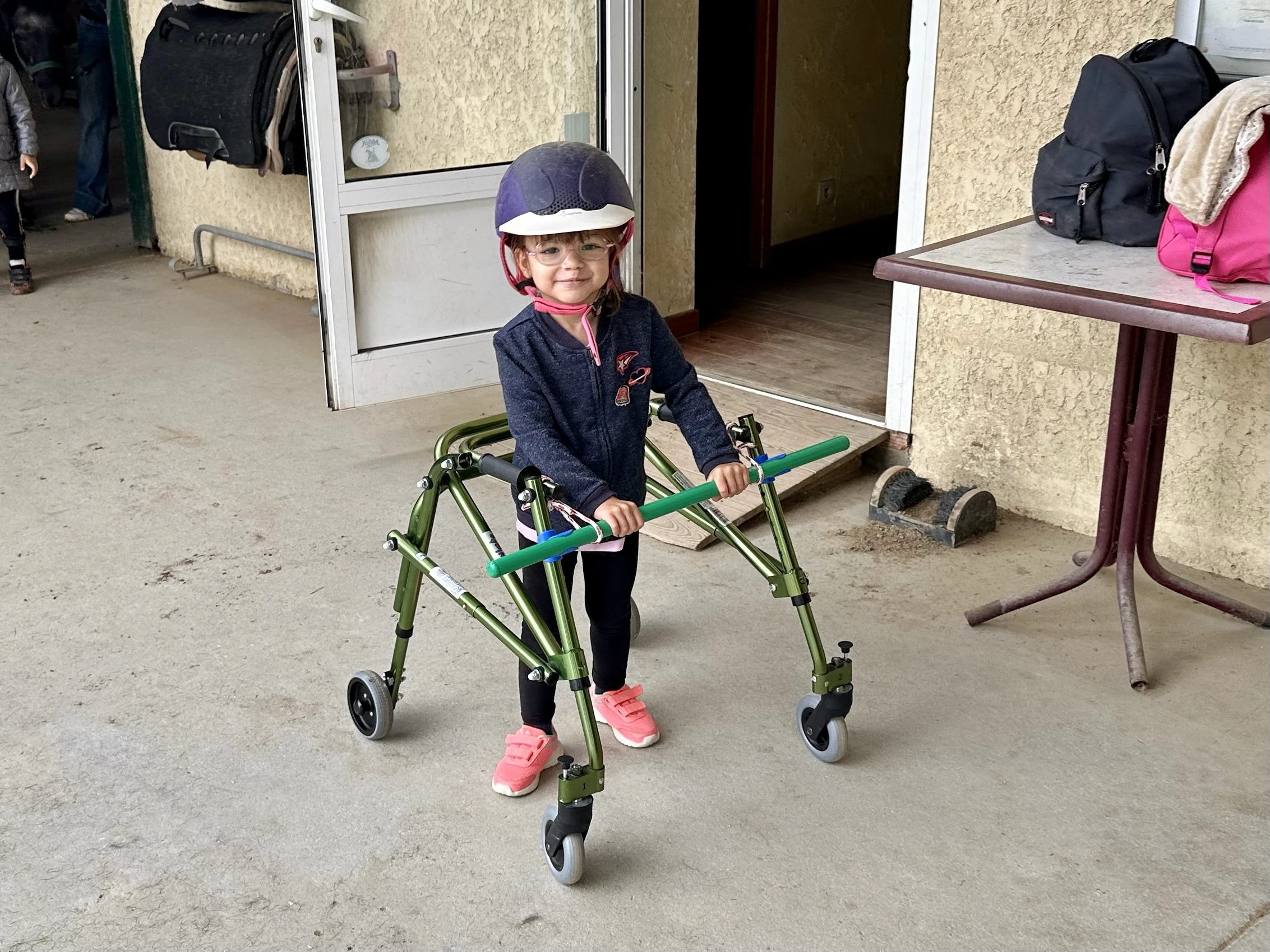 Lana qui marche avec son cadre de marche